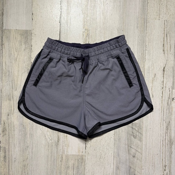 Lululemon Varsity Short Size 4 - Picture 3 of 6